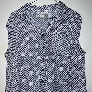 Kenar buttoned, sleeveless top. Size: Large